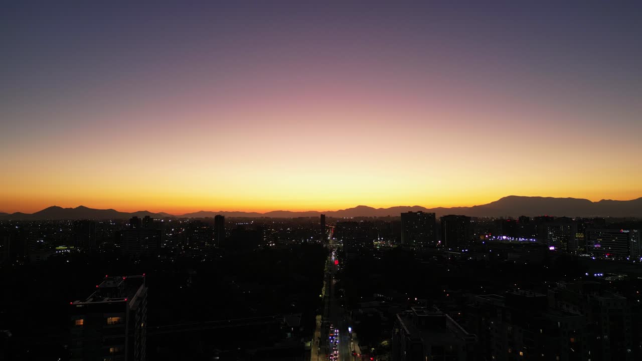 칠레 산티아고의 가을 해가 지는 모습