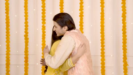 pareja india deseando un feliz diwali y abrazándose