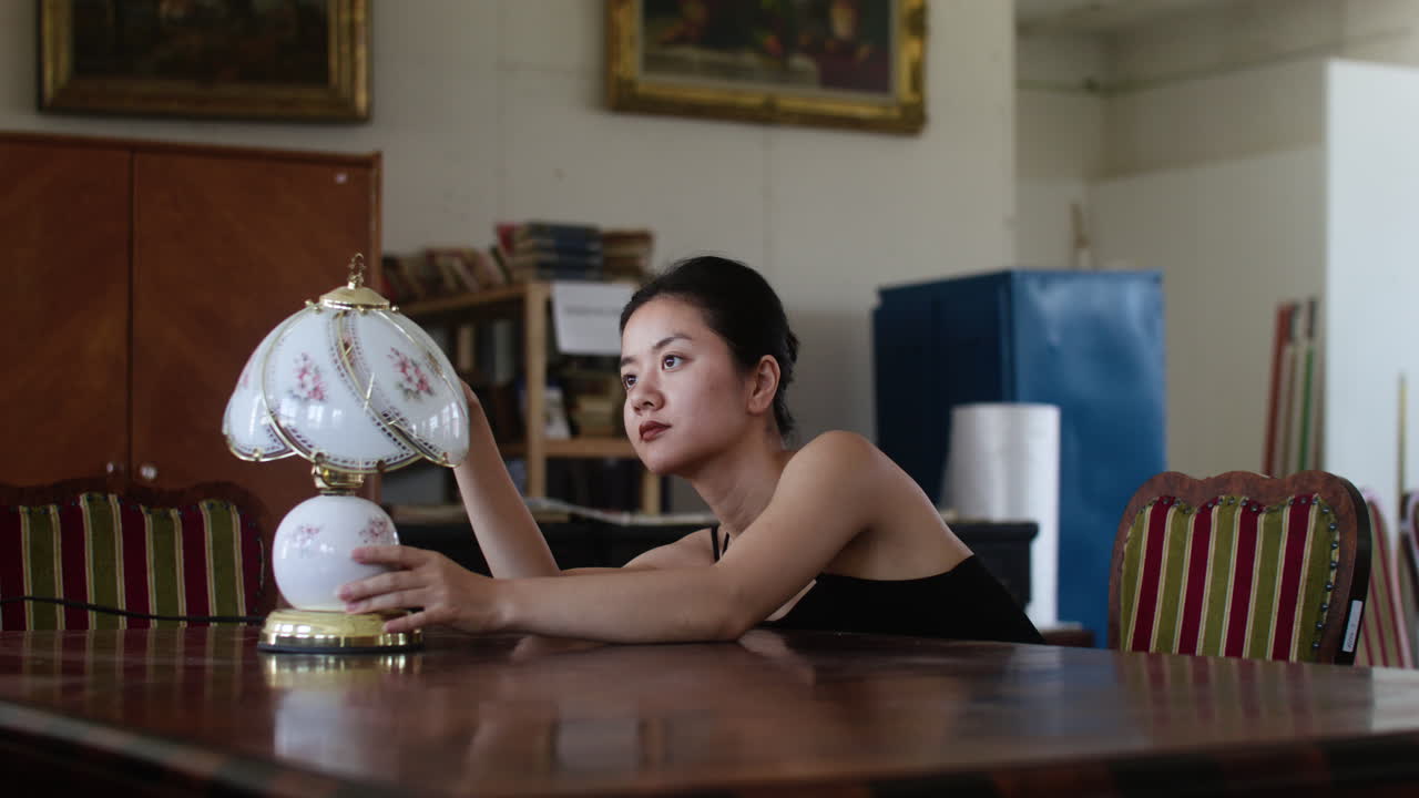 가게에 있는 아시아 여자