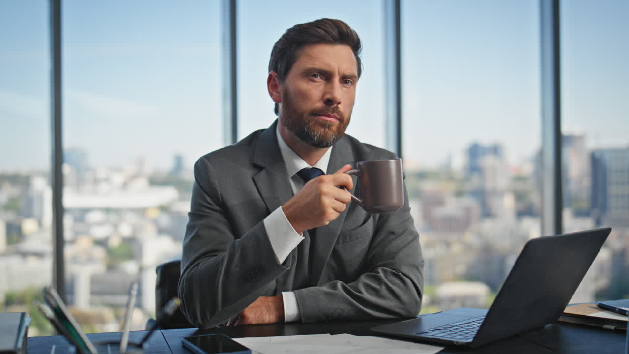 hombre de negocios tranquilo bebiendo café pensando solución. inspirado tipo gerente portátil