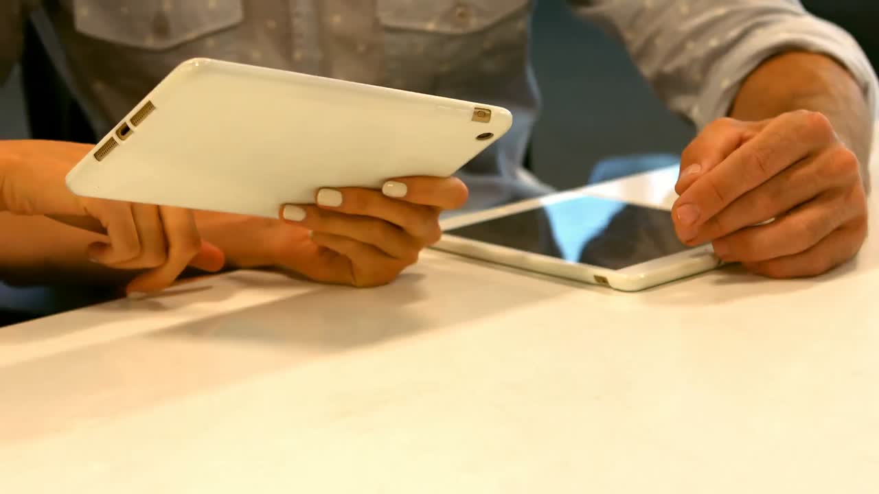 ejecutivos de negocios discutiendo sobre una tableta digital en el escritorio