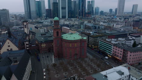 Alte-Backsteinstr.-Paulskirche-Am-Paulsplatz.-Kippen-Sie-Das-Stadtbild-Mit-Modernen-Wolkenkratzern-In-Der-Innenstadt-Nach-Oben.-Frankfurt-Am-Main,-Deutschland