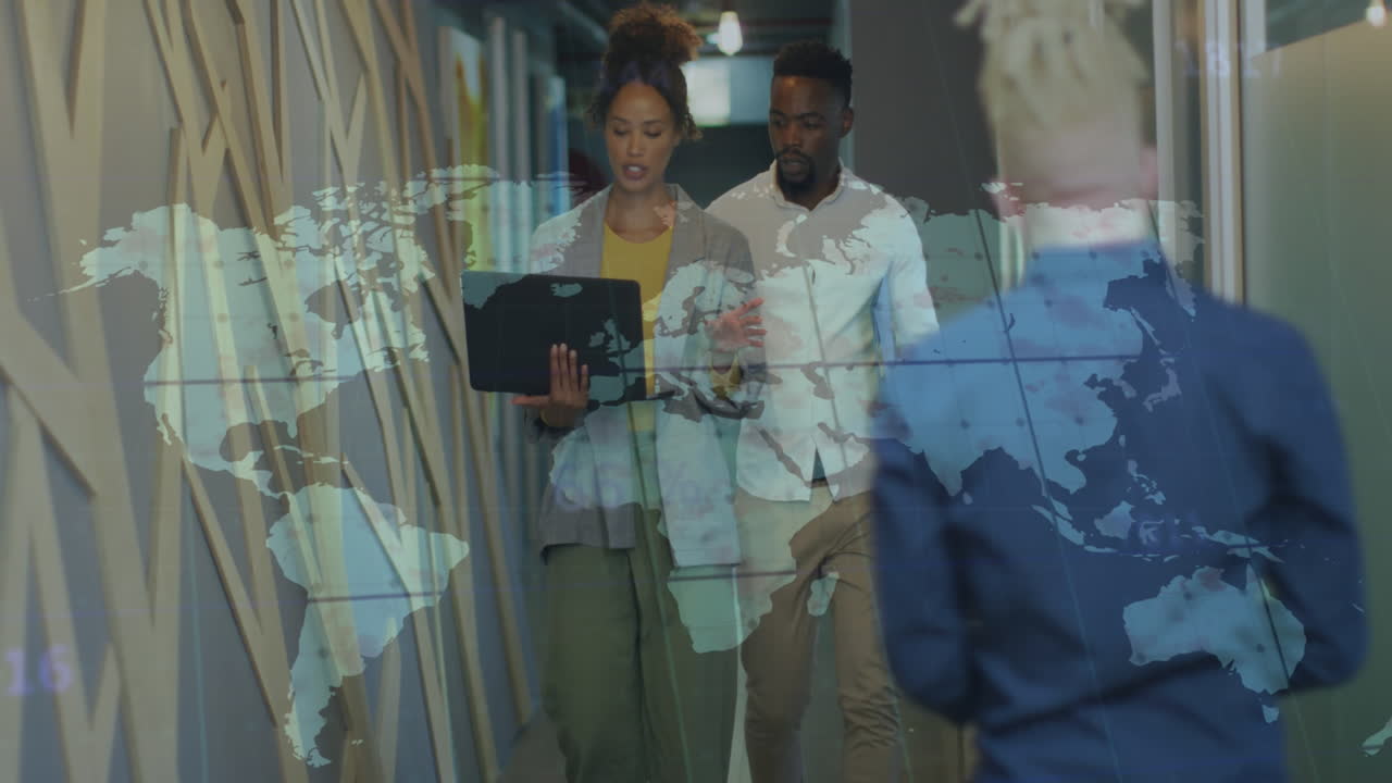 animación del procesamiento de datos sobre diversas personas de negocios en la oficina