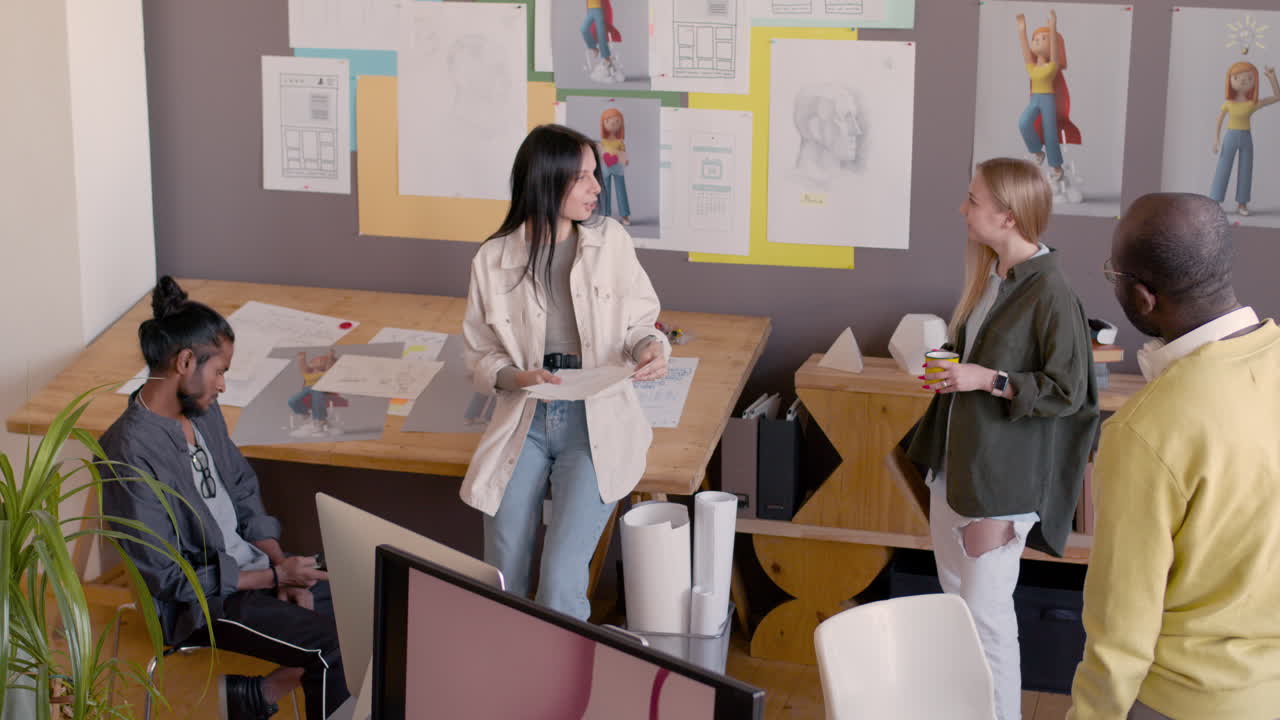 grupo multiétnico de diseñadores gráficos que tienen una reunión de equipo y una lluvia de ideas en un estudio de animación 3