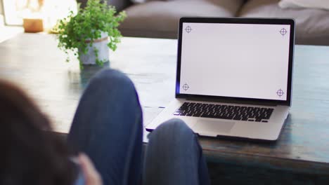 Mujer-Birracial-Usando-Una-Computadora-Portátil-Con-Espacio-Para-Copiar-En-La-Pantalla-En-Casa