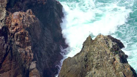 vista de cerca de las olas del océano en la costa pacífica de california