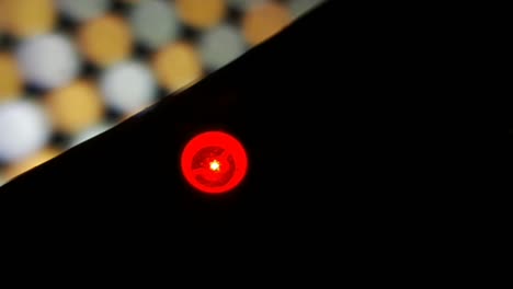 primer plano del diodo de luz led rojo y el panel de led de iluminación de fondo abstracto