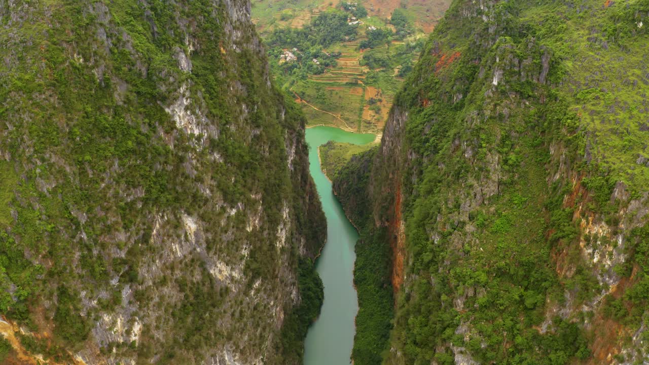 toma aérea por encima de las empinadas paredes del cañón sobre el hermoso agua verde azul turquesa del río nho que en el norte de vietnam