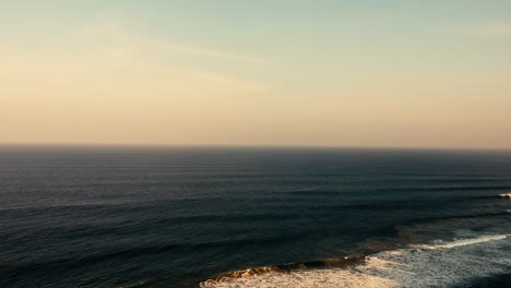 Imágenes-Aéreas-Filmadas-Con-Un-Dron-Con-Vistas-A-La-Playa-Y-Al-Mar-De-Olas-Rompientes-Con-Un-Océano-Azul-Profundo-En-El-Acantilado-En-El-Hemisferio-Sur-De-África