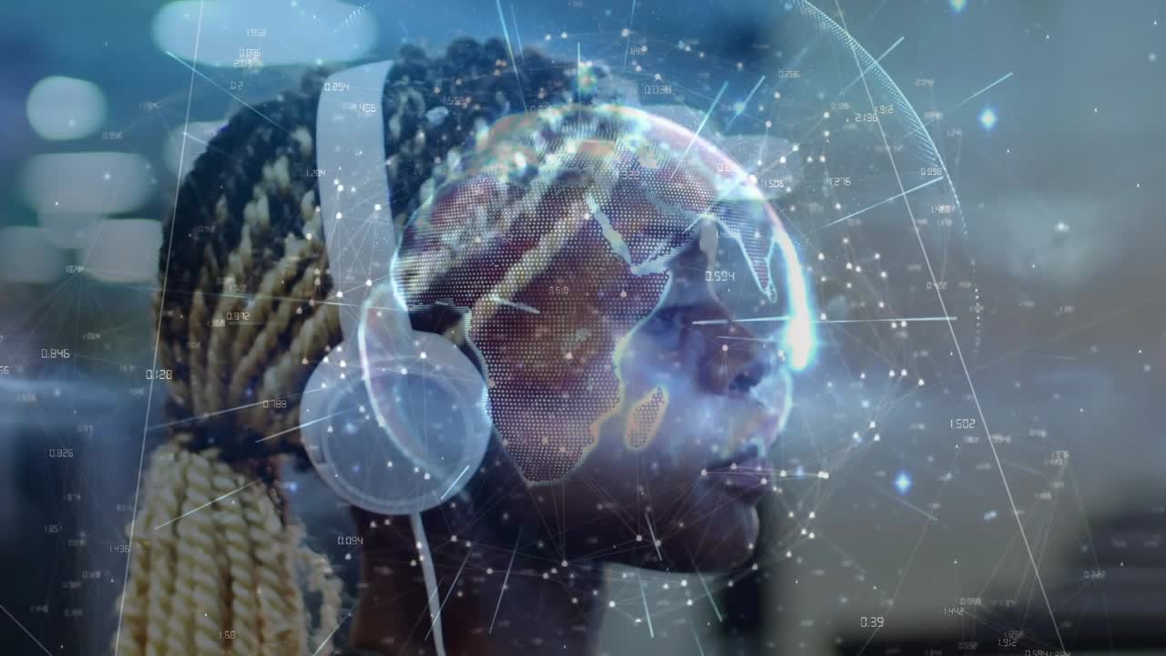 Donna che indossa cuffie bianche, sequenza in avvio, globo AR che si sovrappone alla testa crescendo e mostrando dati di transito.