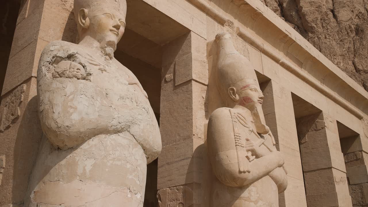 una estatua egipcia antigua fuera de una tumba