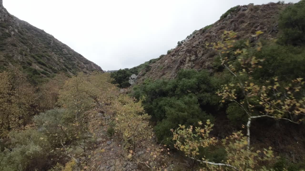 el cañón de topanga en california con el video de drones fpv avanzando
