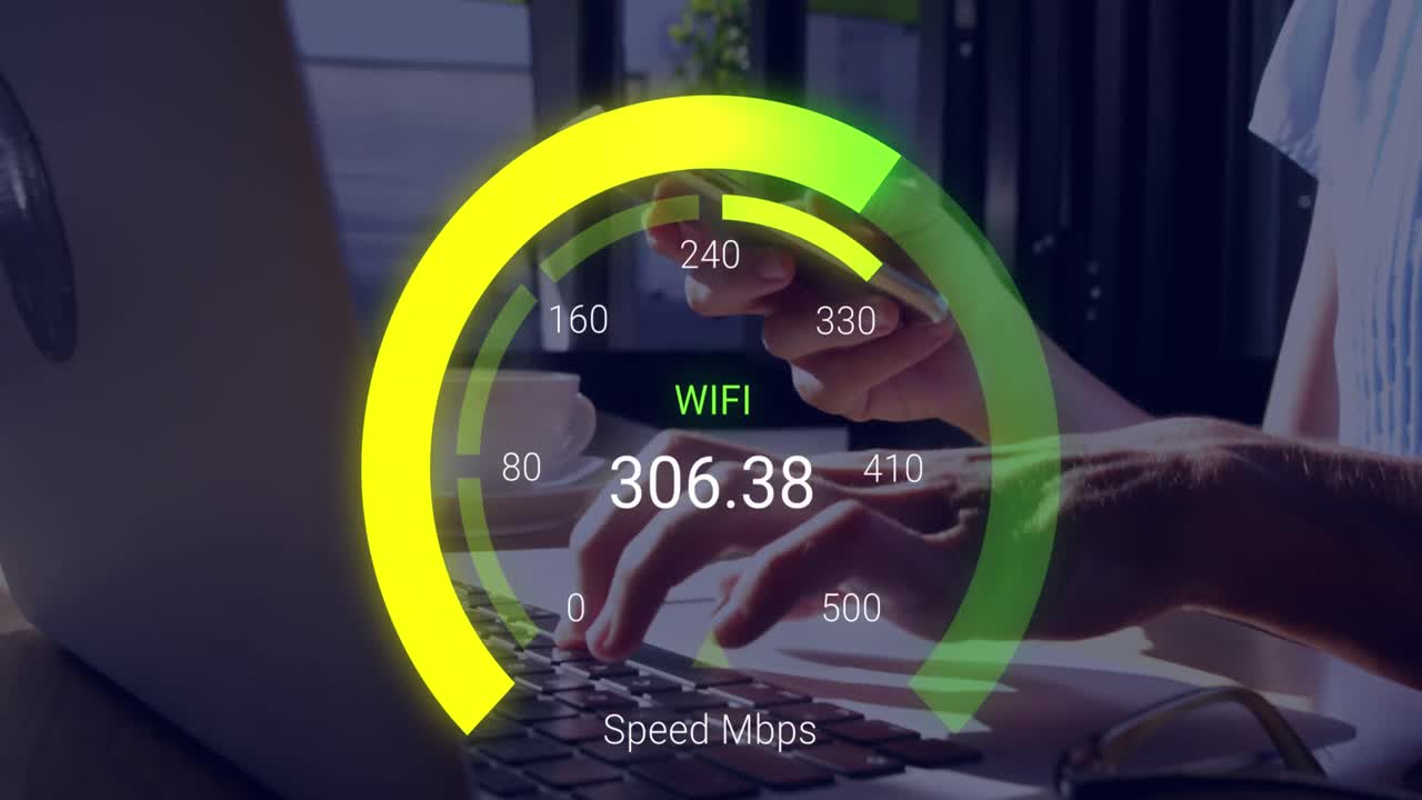 animación del velocímetro amarillo sobre las manos de una mujer caucásica que usa un teléfono inteligente