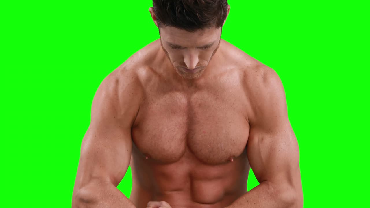 hombre musculoso flexionando sus músculos