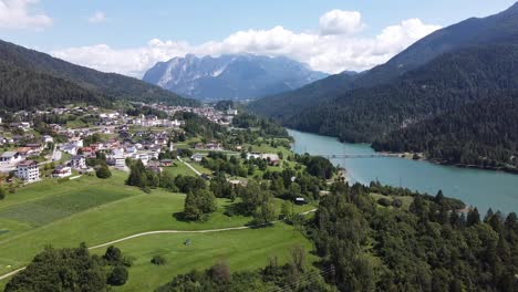 Lago-Di-Centro-Lago-Cadore,-Belluno,-Dolomitas,-Italia---Vista-Aérea-De-Drones-Ciudad-De-Vallesella,-Depósito-De-Agua-Azul,-Valle-Verde-Y-Altas-Montañas