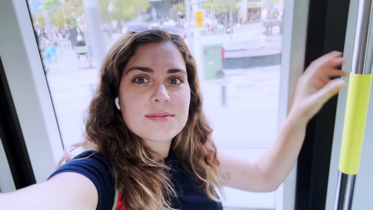 Giovane donna che registra un video selfie sui mezzi pubblici