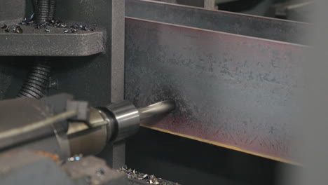 máquina automatizada de perforación de vigas metálicas con un taladro de movimiento lento de tiro cercano