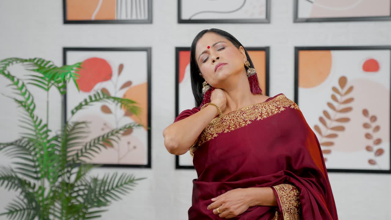 Wanita India mengalami nyeri leher