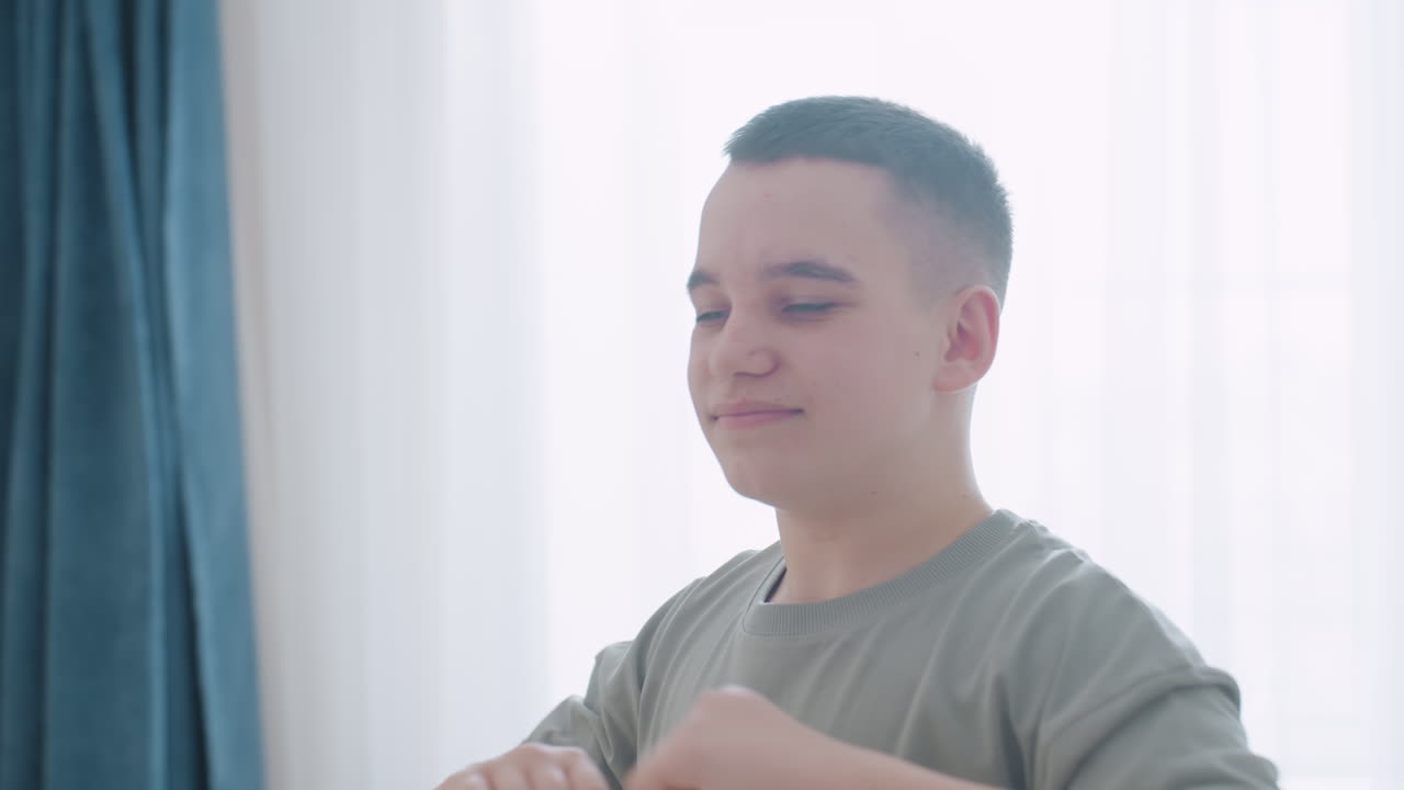 어린이가 실내에서 운동하는 동안 미소를 짓고 있고, 누군가가 건강에 대한 에너지, 동기 부여, 팀워크, 훈련 및 긍정적인 태도를 보여주는 피트니스 세션 동안 전경에서 안내하고 있어요.