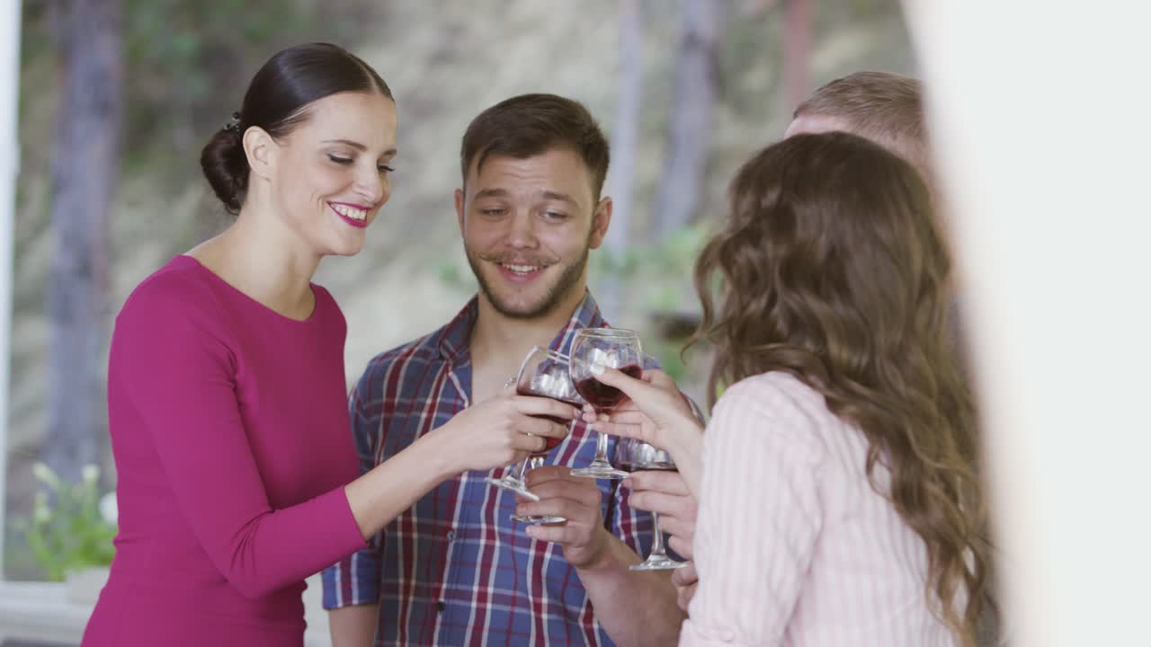 amigos celebrando con vino al aire libre