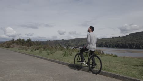 Hombre-En-Bicicleta-Contemplando-El-Hermoso-Paisaje-Limpio-En-Cámara-Lenta