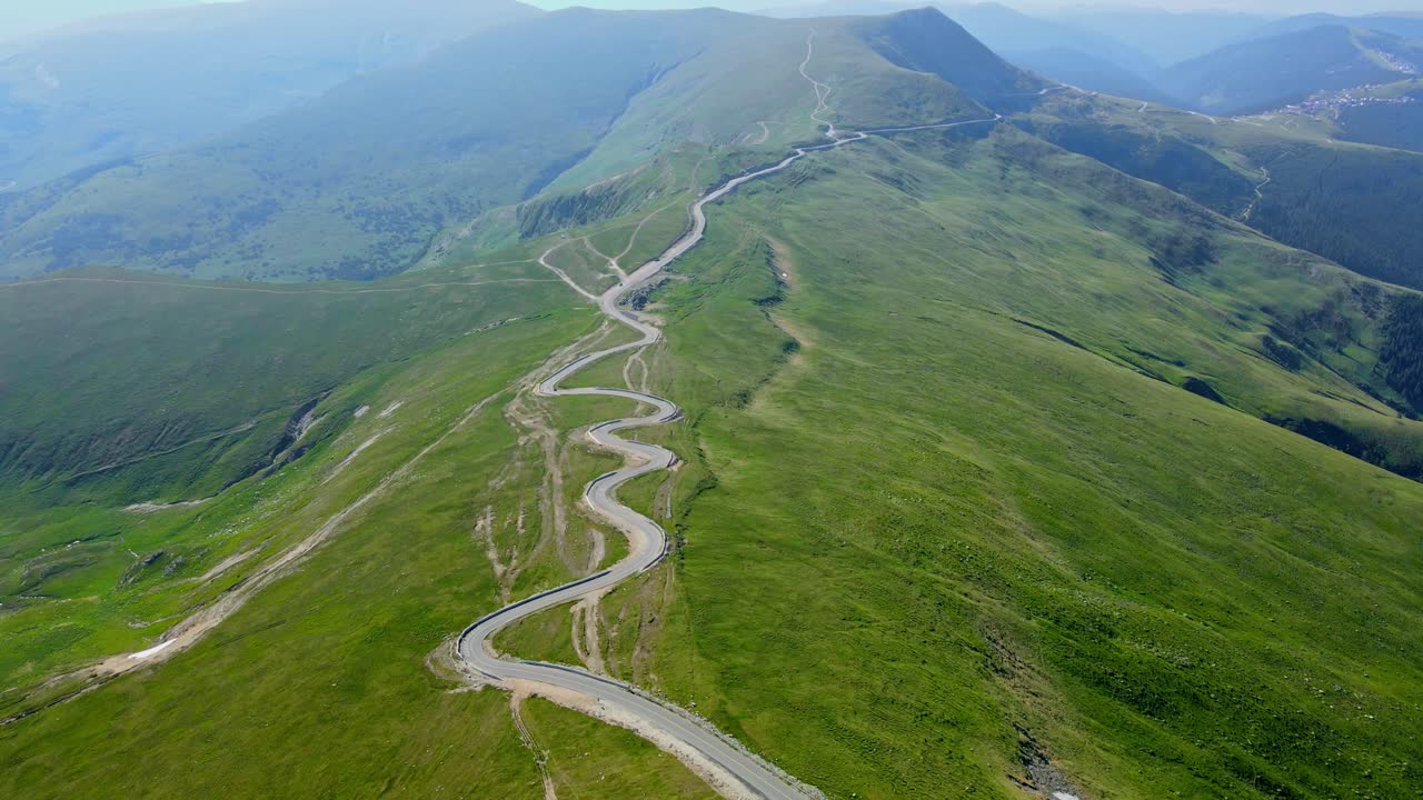 imágenes aéreas de drones de una carretera de montaña rumana – transalpina