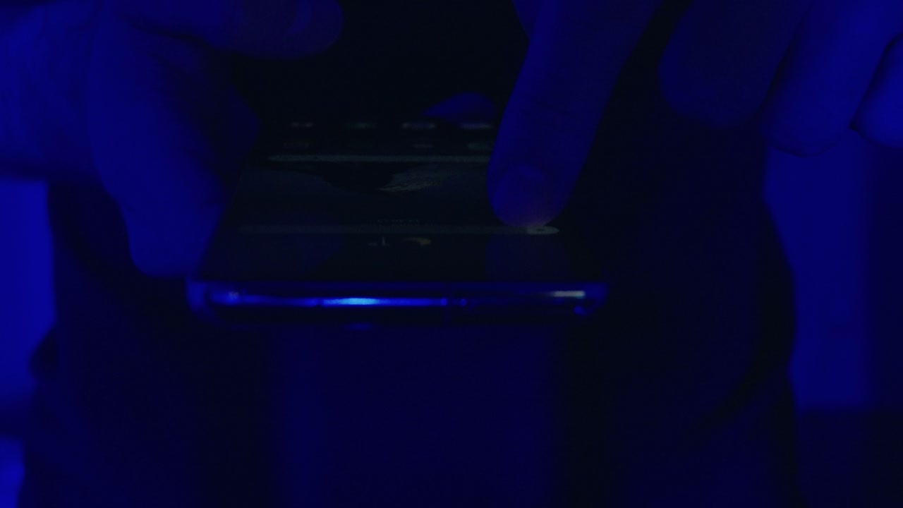 밝기를 바꾸는 젊은 남자의 손의 클로즈업