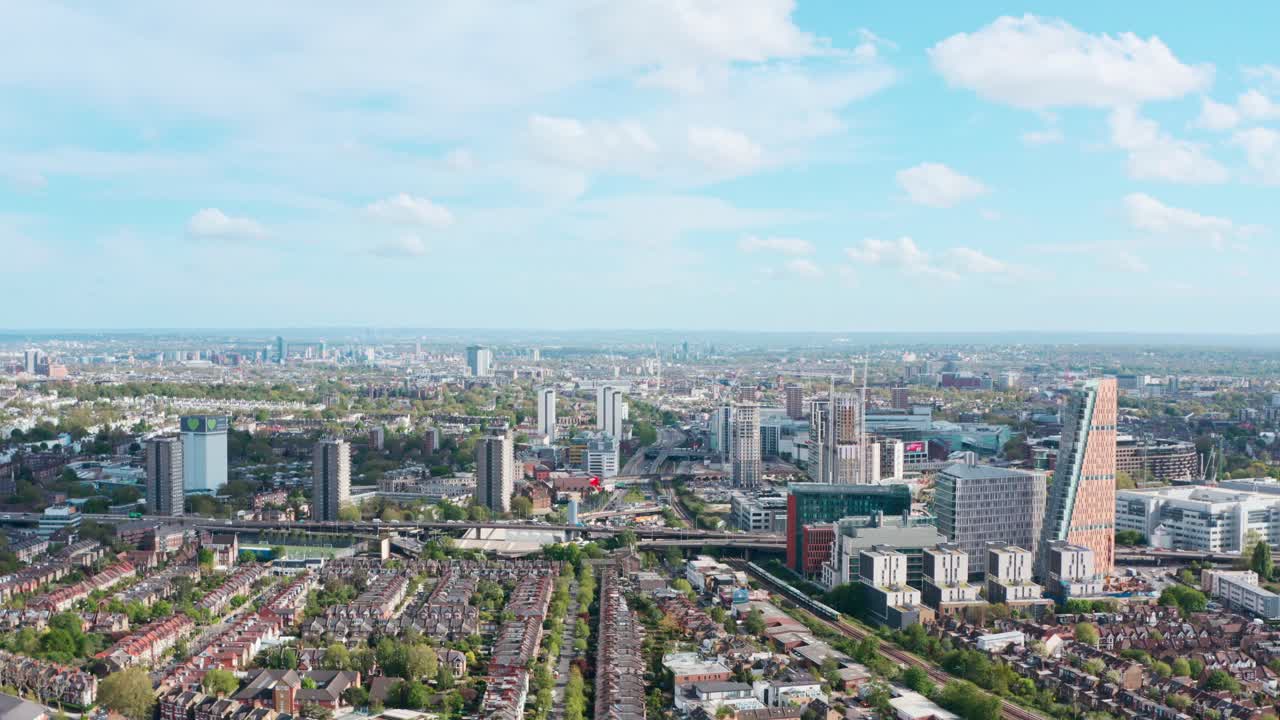 Ripresa drone verso Westway, ovest di Londra, eighty eight wood lane.