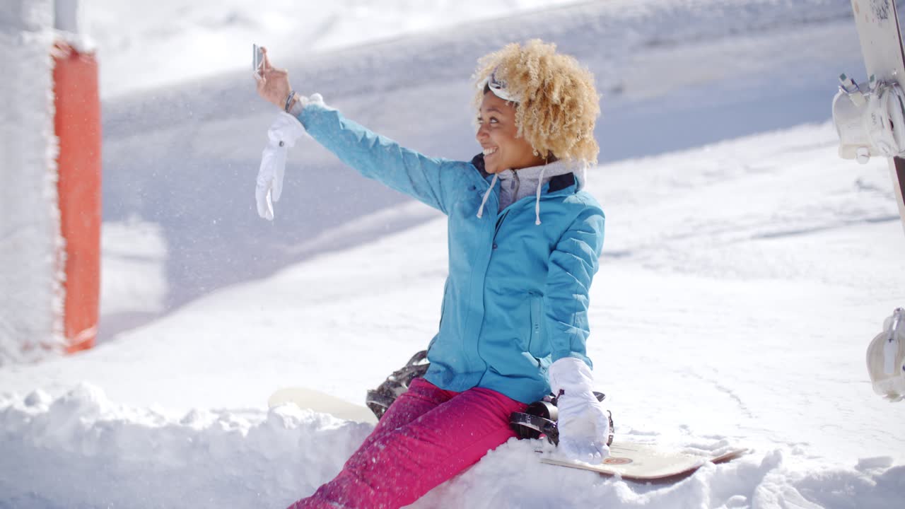 joven feliz posando para una selfie de invierno
