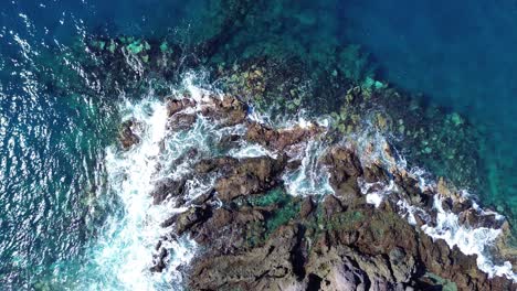 Costa-Aérea-Con-Olas-Del-Mar-En-La-Isla-Volcánica-Tenerife-Costa-Adeje,-España