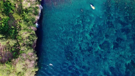 Boot-Auf-Dem-Klaren-Blauen-Meer-Mit-Wellen