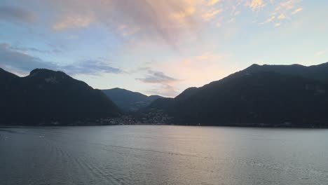 Schönes-Panorama-Auf-Den-Com-See-Mitten-In-Italien-In-Den-Alpen-Bei-Sonnenuntergang