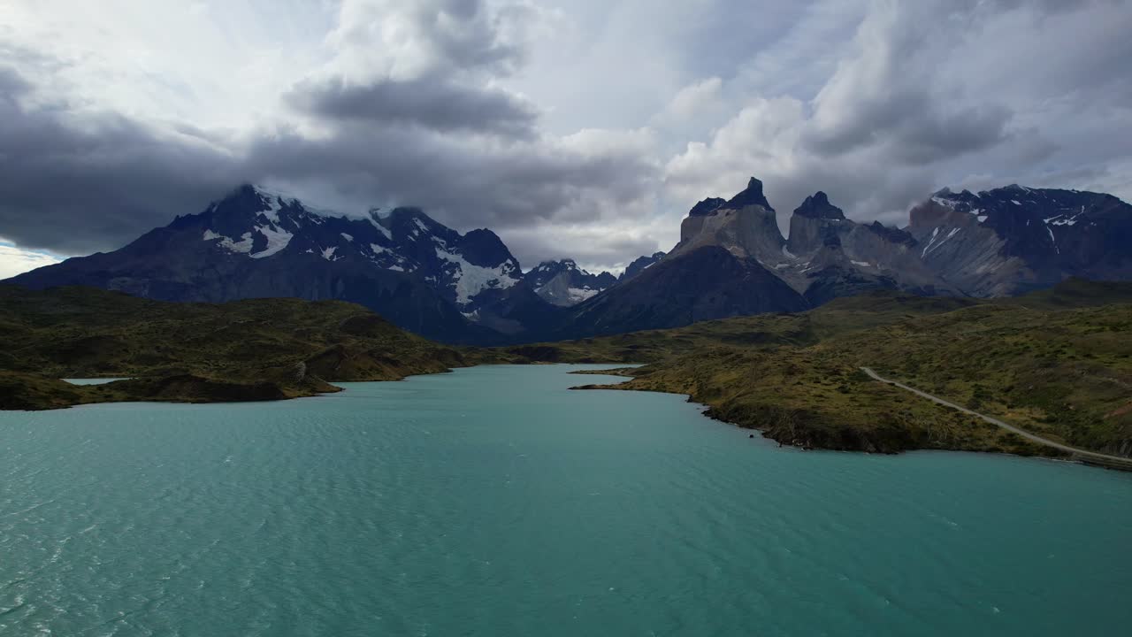Drone si muove lateralmente sopra un lago glaciale al Mirador Cuernos Patagonia.