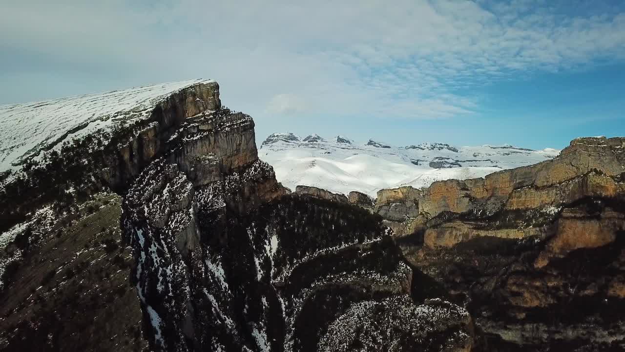 video de drones de montañas nevadas.
