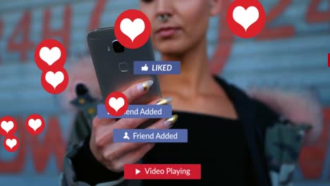 animación de iconos de las redes sociales que caen sobre mujeres que usan teléfonos inteligentes
