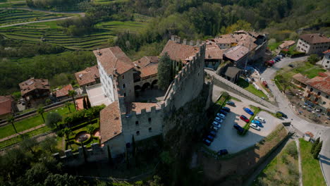 Castillo-En-Tenno-Trentino-Alto-Adigio,-Ciudad-De-Lombardia