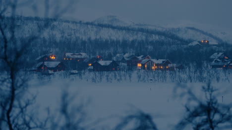 Atemberaubende-Filmische-Dämmerungsaufnahme-Von-Gemütlichen-Häusern