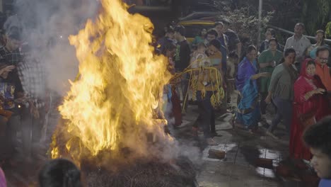 Menschen-Feiern-Das-Hinduistische-Holi-Fest-Mit-Lagerfeuer-In-Mumbai,-Indien-4