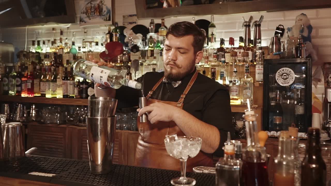 un camarero preparando cócteles en un bar