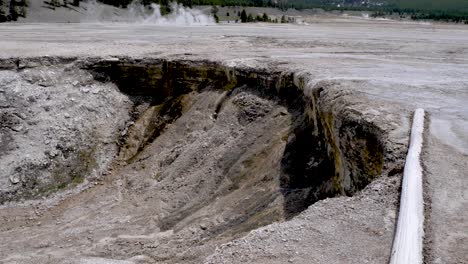 cráter del géiser excelsior en yellowstone