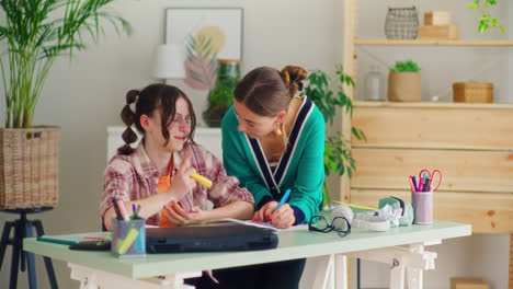 estudiante durante actividades extracurriculares en casa con su maestro