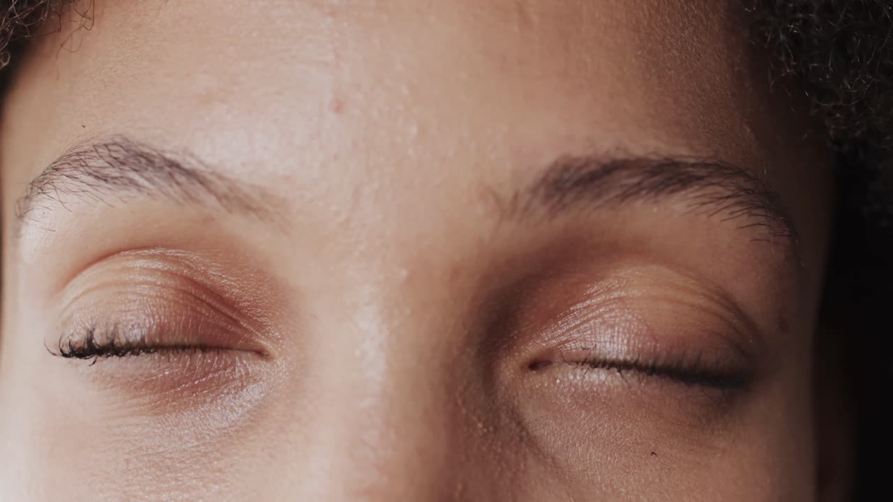 retrato de una feliz trabajadora biracial en un estudio de joyas en cámara lenta