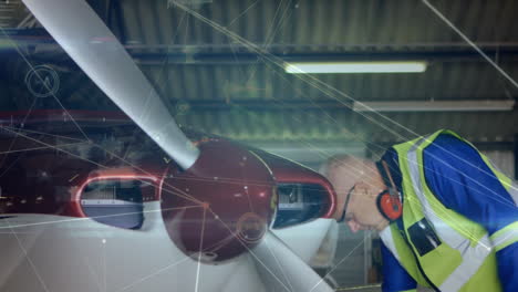 trabajador de mantenimiento de aeronaves inspeccionando la hélice con conexiones de red animación más