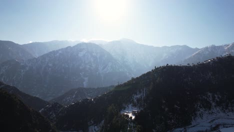 luz del sol sobre las montañas nevadas de cachemira