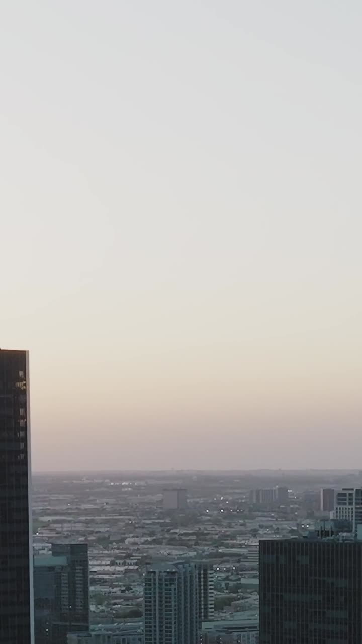 Vista del horizonte del centro de Dallas al atardecer con vistas a los edificios de la ciudad