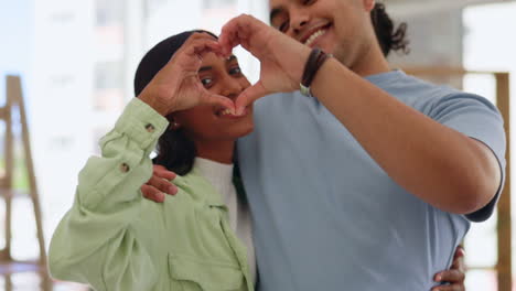 forma de corazón, feliz y cara de una pareja