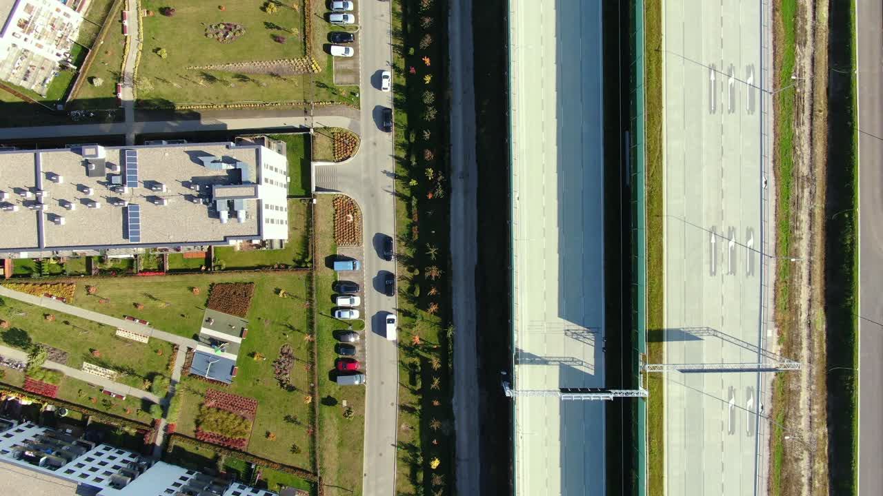 autopista disparada por drones que muestra carriles con túneles y viaductos fuera de la ciudad de varsovia, polonia