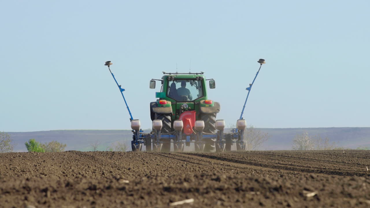 트랙터가 에 씨을 심고 있습니다.