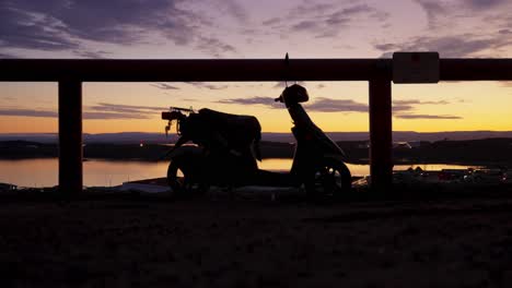 contorno de scooter contra el atardecer del norte de canadá