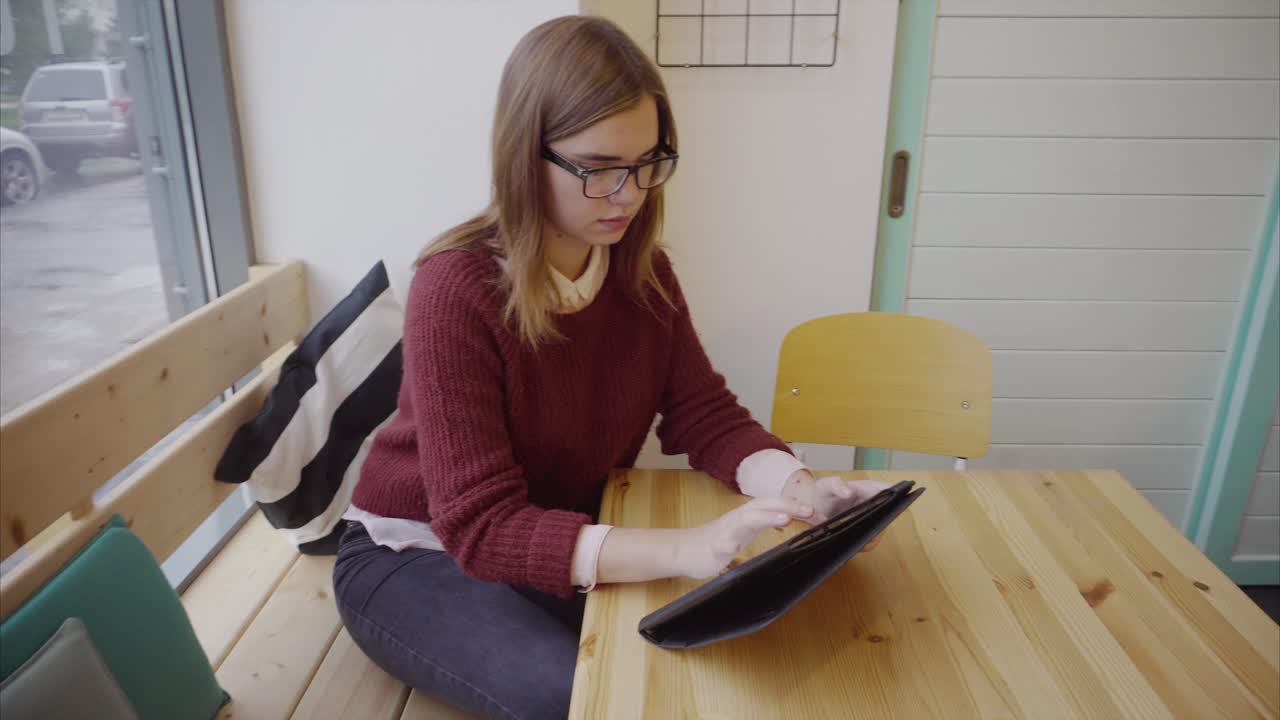 joven usando una tableta en un café